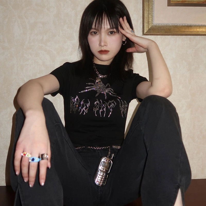 Funkiger Y2K Spinnen-Crop mit Glitzer – Dein Retro-Statement!